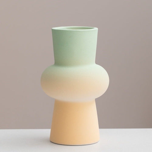 Vase artisanal en céramique – style géométrique et couleurs dopamine
