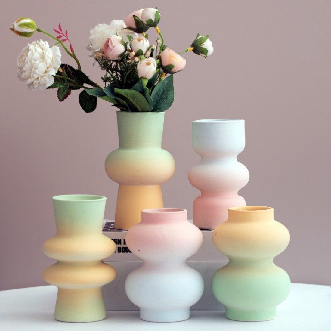 Vase artisanal en céramique – style géométrique et couleurs dopamine