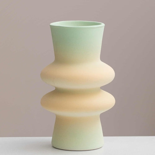 Vase artisanal en céramique – style géométrique et couleurs dopamine