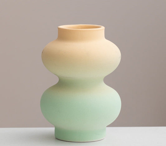 Vase artisanal en céramique – style géométrique et couleurs dopamine