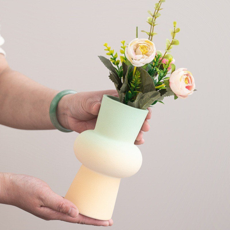 Vase artisanal en céramique – style géométrique et couleurs dopamine