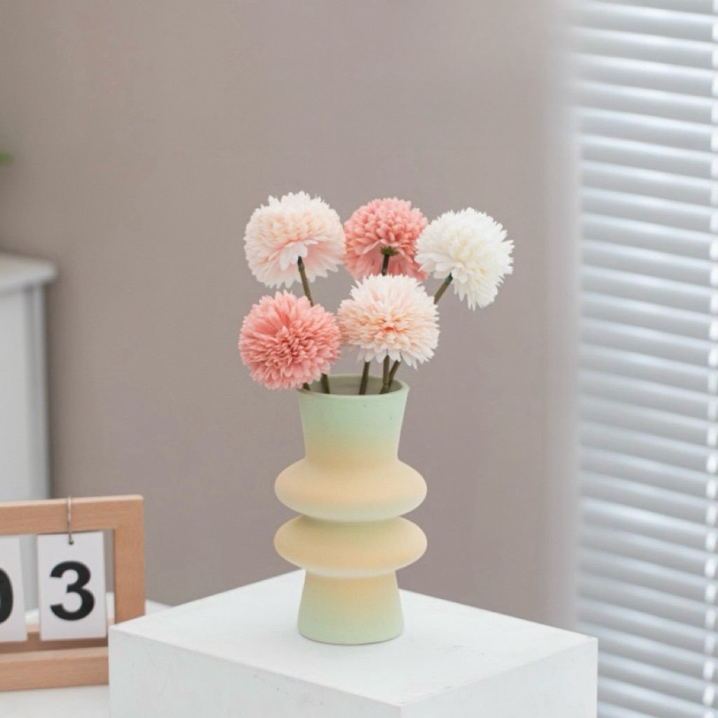 Vase artisanal en céramique – style géométrique et couleurs dopamine