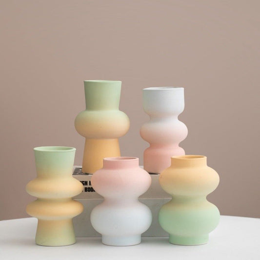 Vase artisanal en céramique – style géométrique et couleurs dopamine