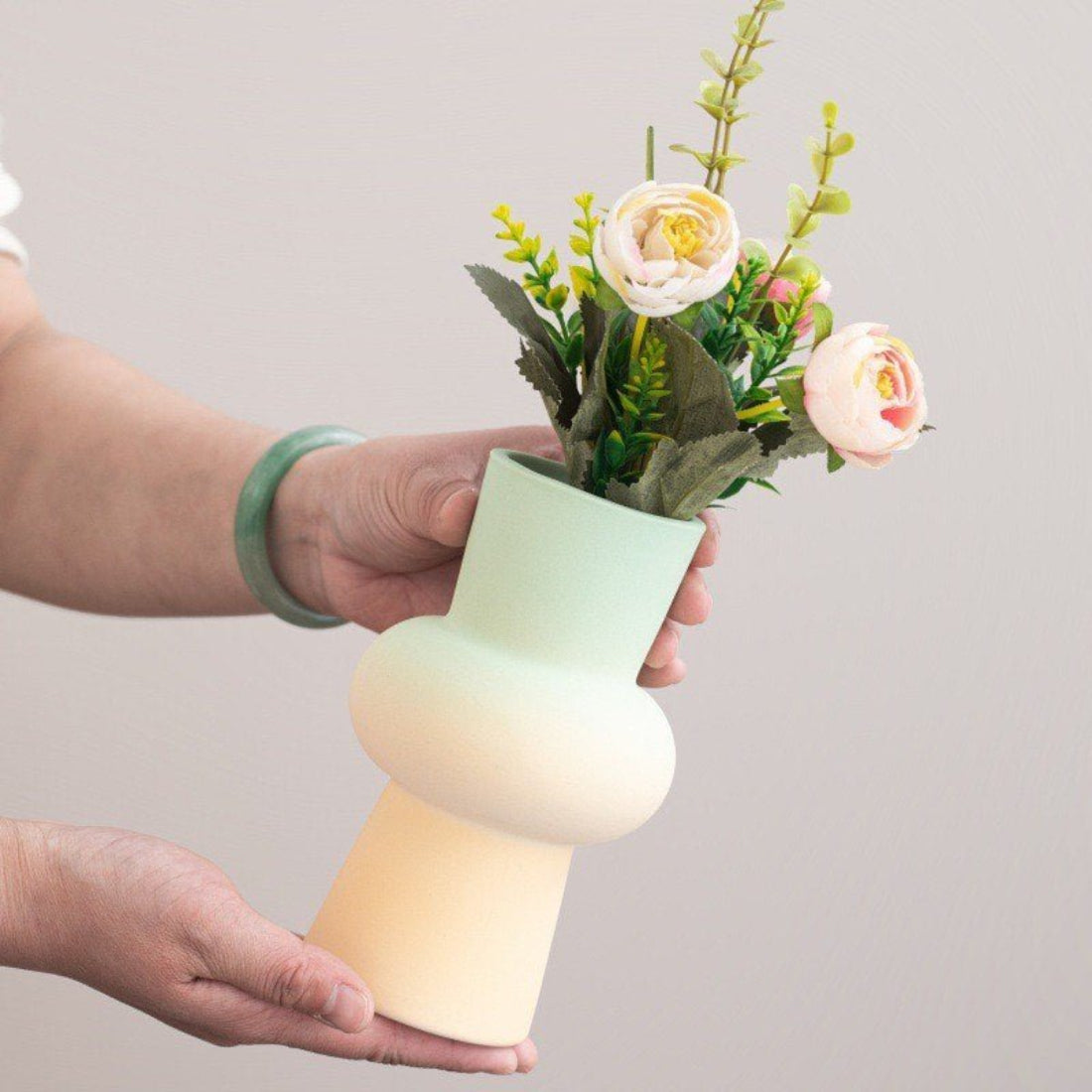 Vase artisanal en céramique – style géométrique et couleurs dopamine