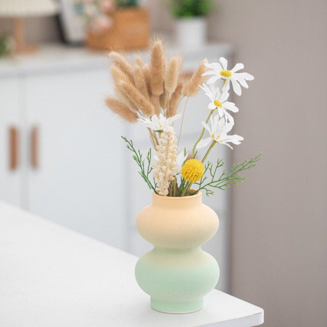 Vase artisanal en céramique – style géométrique et couleurs dopamine