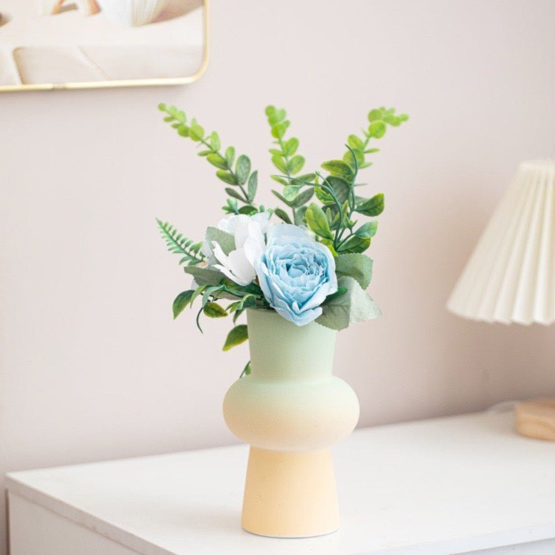 Vase artisanal en céramique – style géométrique et couleurs dopamine